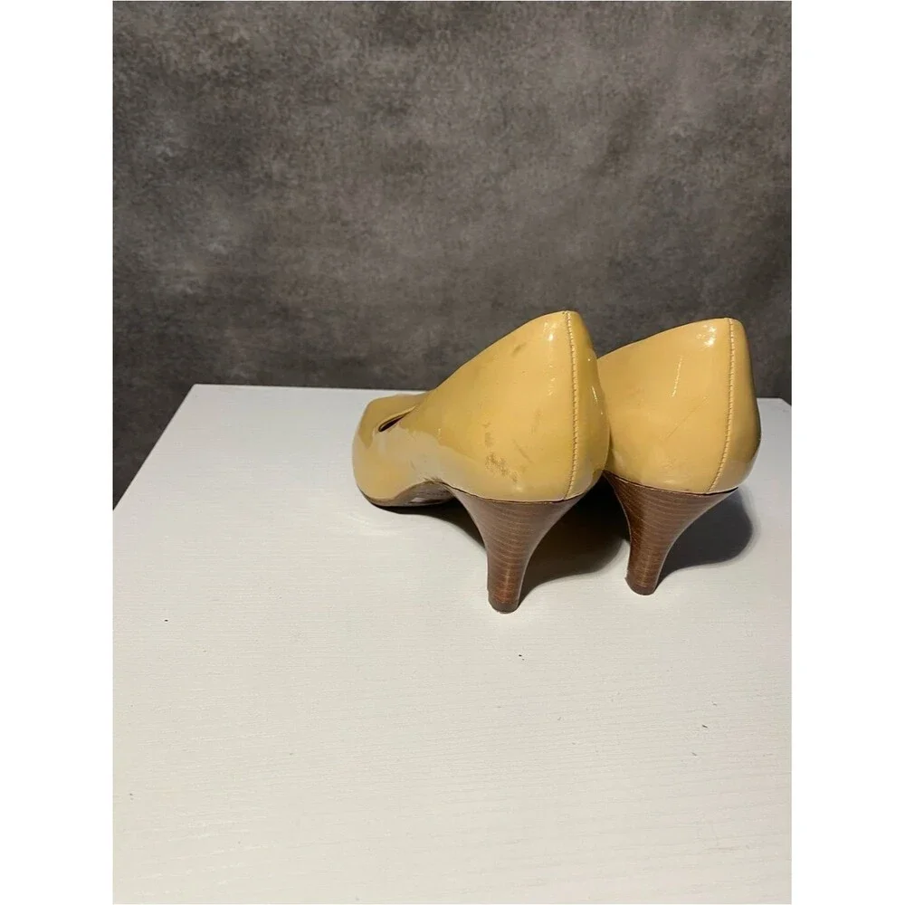 Clarks Artisan Women's Peep Toe Pumps Nude Tan Patent Leather Mid Heels Size